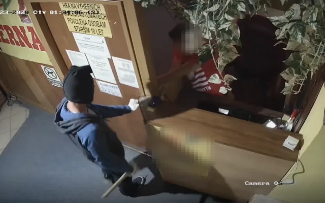 Policisté dopadli brutální lupiče z herny, přepadeného zaměstnance téměř ubili k smrti
