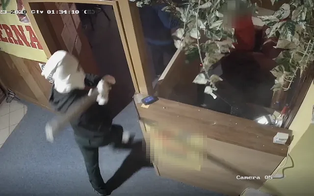 Policisté dopadli brutální lupiče z herny, přepadeného zaměstnance téměř ubili k smrti