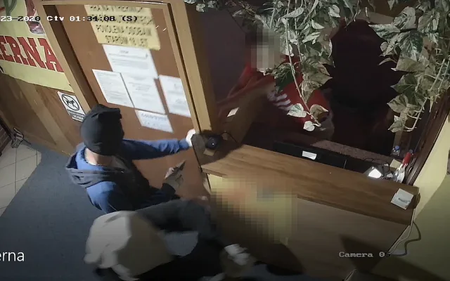 Policisté dopadli brutální lupiče z herny, přepadeného zaměstnance téměř ubili k smrti