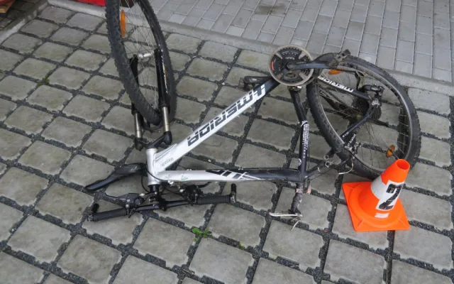 Auto zničilo i kolo
