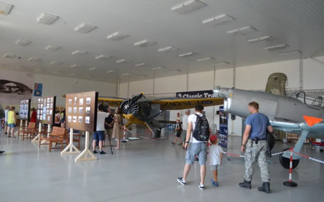 Hangár s historickými skvosty se otevřel veřejnosti, zítra čekejte na nebi Spitfire