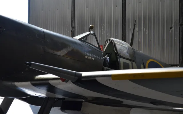 Hangár s historickými skvosty se otevřel veřejnosti, zítra čekejte na nebi Spitfire