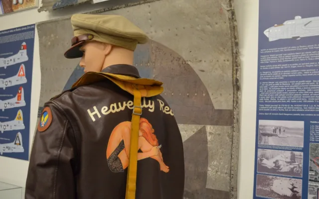Hangár s historickými skvosty se otevřel veřejnosti, zítra čekejte na nebi Spitfire
