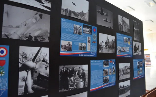 Hangár s historickými skvosty se otevřel veřejnosti, zítra čekejte na nebi Spitfire