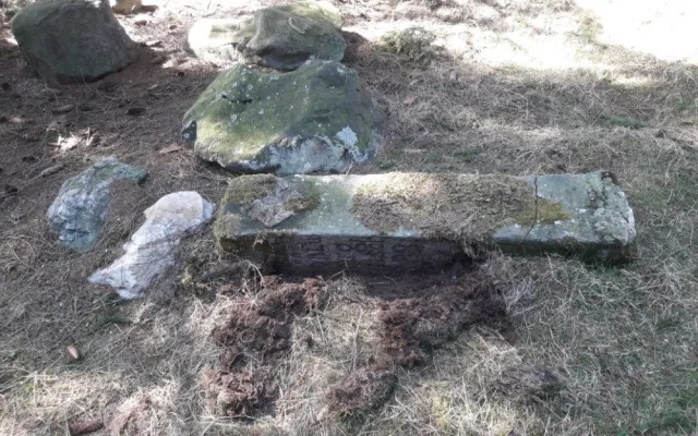 Pomník u Hostíčkova ležel takto v zemi