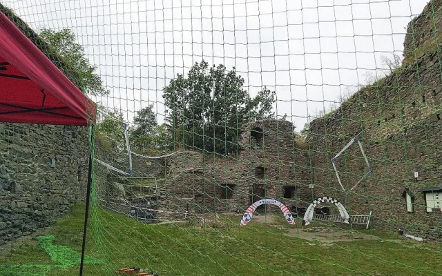 Drony létaly přímo v prostorách zříceniny hradu Buben