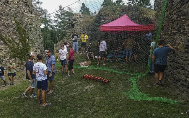 Drony létaly přímo v prostorách zříceniny hradu Buben