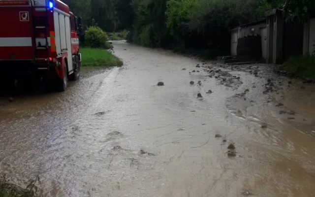 Voda z bahnem zasáhla Neznašovy