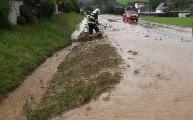 Voda z bahnem zasáhla Neznašovy
