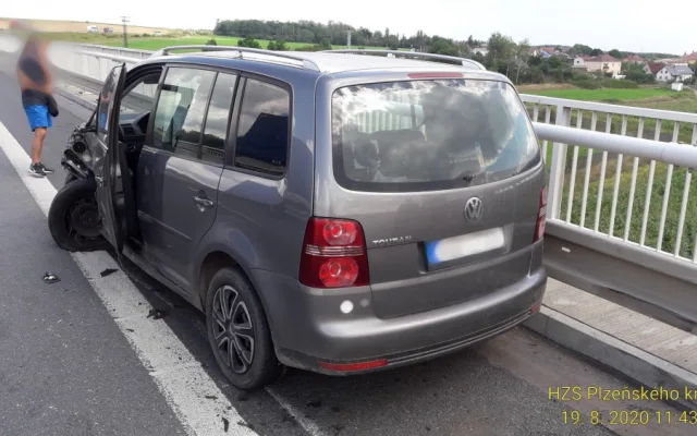 Provoz na obchvatu Třemošné ochromila hromadná nehoda