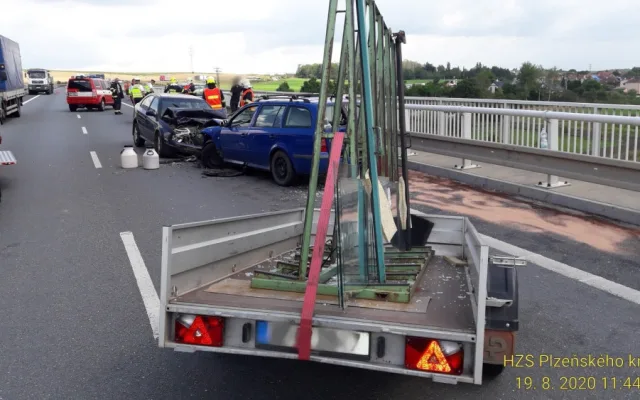 Provoz na obchvatu Třemošné ochromila hromadná nehoda