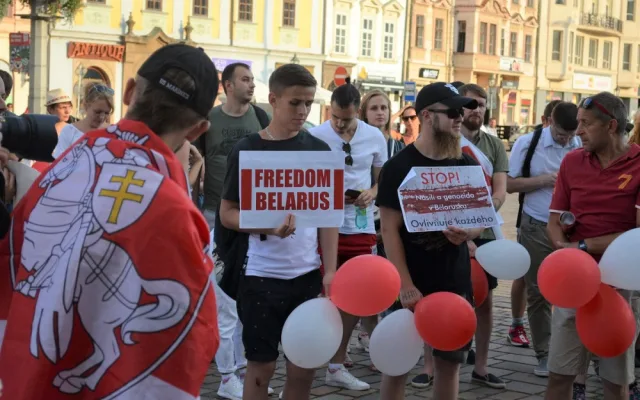 Solidaritu s demonstranty vyjádřily v Plzni stovky lidí, většina z nich byli běloruští studenti