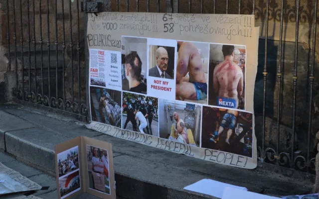 Solidaritu s demonstranty vyjádřily v Plzni stovky lidí, většina z nich byli běloruští studenti