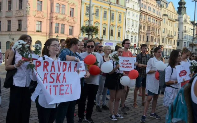 Solidaritu s demonstranty vyjádřily v Plzni stovky lidí, většina z nich byli běloruští studenti