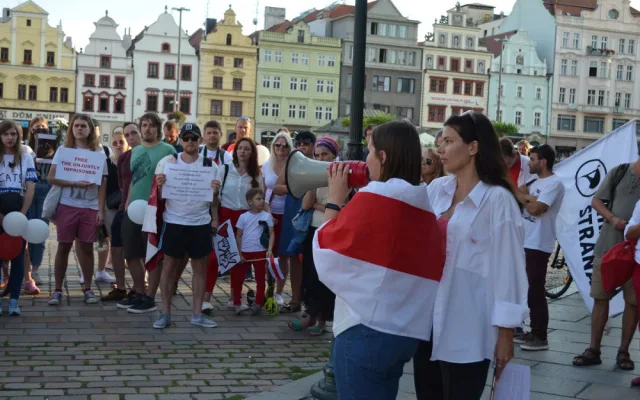 Solidaritu s demonstranty vyjádřily v Plzni stovky lidí, většina z nich byli běloruští studenti