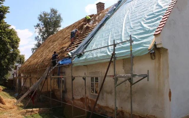 Střecha statku U Matoušů dostává nový vzhled, slaměné došky vydrží až 20 let