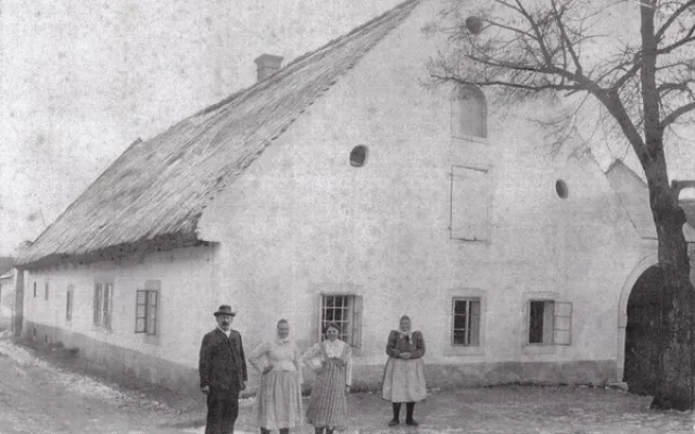 Střecha statku U Matoušů dostává nový vzhled, slaměné došky vydrží až 20 let