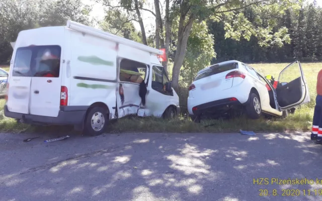 Nehoda dodávky a osobáku si vyžádala čtyři zraněné