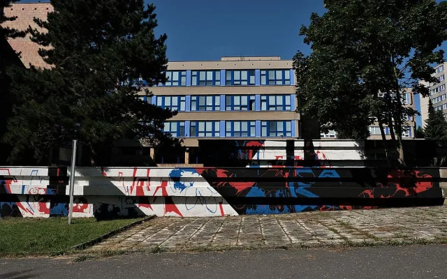 Josef Sedlák / Akrobad a Tomáš Staněk / Obras  před Střední školou dopravní na Karlovarské ulici. Tady ještě chybí motivy se žlutou barvou