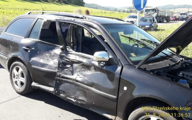 Řidič osobáku nedal při odbočování přednost motorce, tři lidé se při střetu vážně zranili