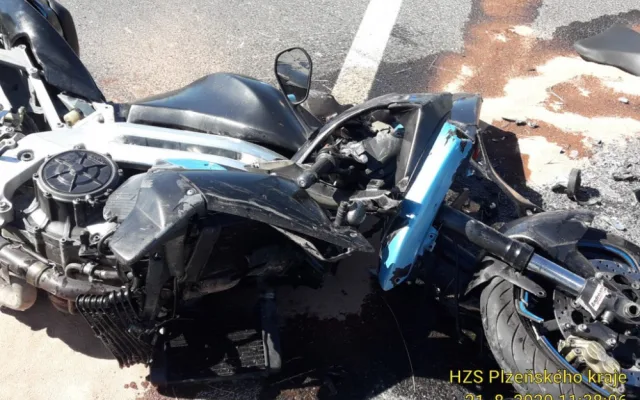 Řidič osobáku nedal při odbočování přednost motorce, tři lidé se při střetu vážně zranili