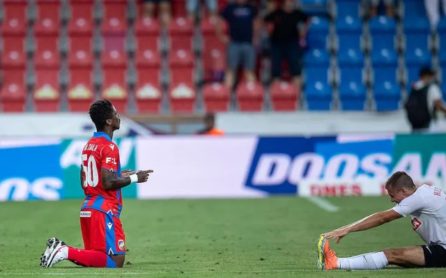 Před příchodem na hřiště se Adriel Ba Loua pomodlil, o dvě minuty později dal první gól