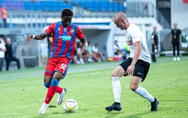 Před příchodem na hřiště se Adriel Ba Loua pomodlil, o dvě minuty později dal první gól