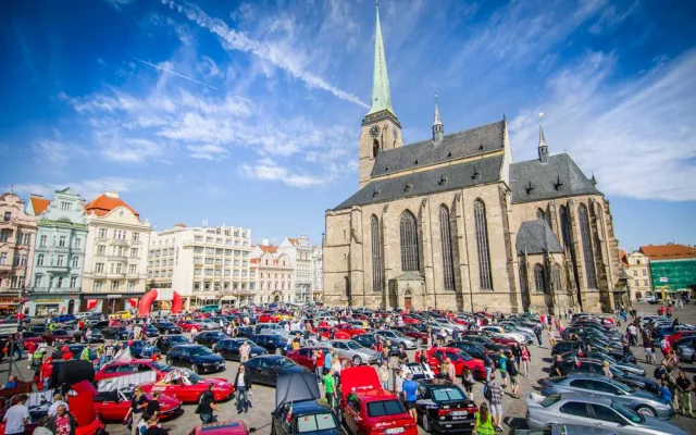 Vozy značky Alfa Romeo opět zaplní plzeňské náměstí Republiky