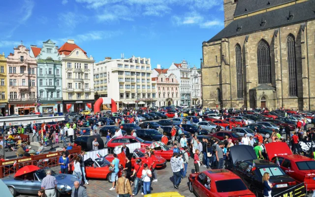 Vozy značky Alfa Romeo opět zaplní plzeňské náměstí Republiky, bude jich 250