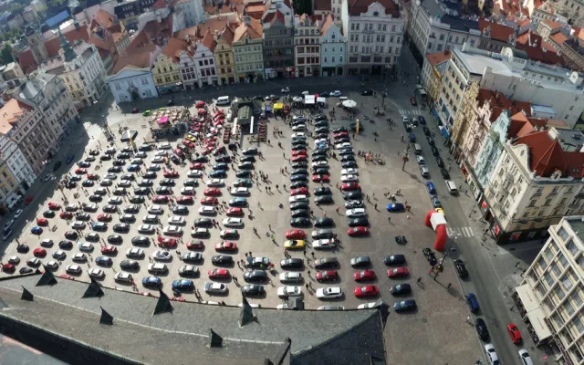 Vozy značky Alfa Romeo opět zaplní plzeňské náměstí Republiky, bude jich 250
