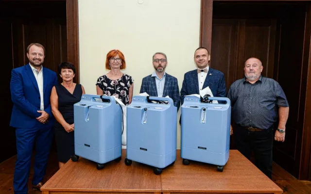 Kyslíkové přístroje pro ústav sociálních služeb věnovala Plzni Společnost Podané ruce