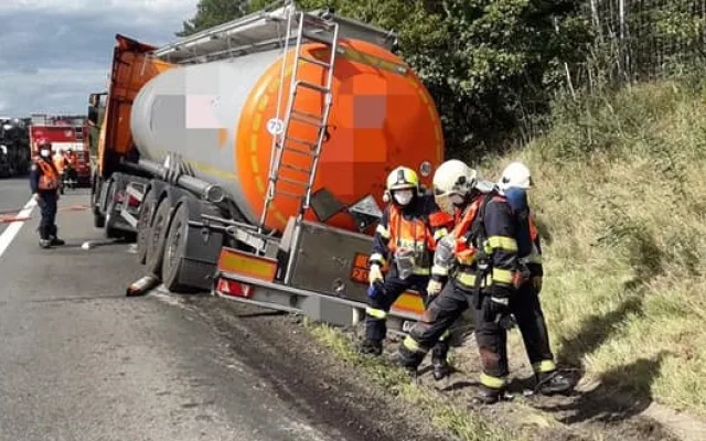 Provoz na dálnici D5 ochromila nehoda cisterny převážející kyselinu dusičnou