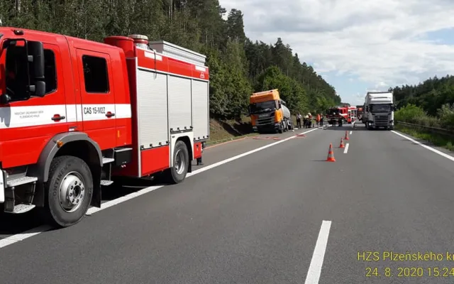 Provoz na dálnici D5 ochromila nehoda cisterny převážející kyselinu dusičnou