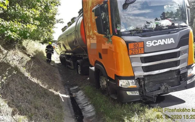 Provoz na dálnici D5 ochromila nehoda cisterny převážející kyselinu dusičnou