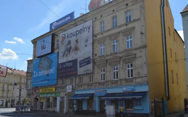 Přijde vám Plzeň přeplácaná reklamou? Město chce řešit, jak s tímto nešvarem zatočit