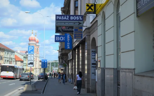 Přijde vám Plzeň přeplácaná reklamou? Město chce řešit, jak s tímto nešvarem zatočit