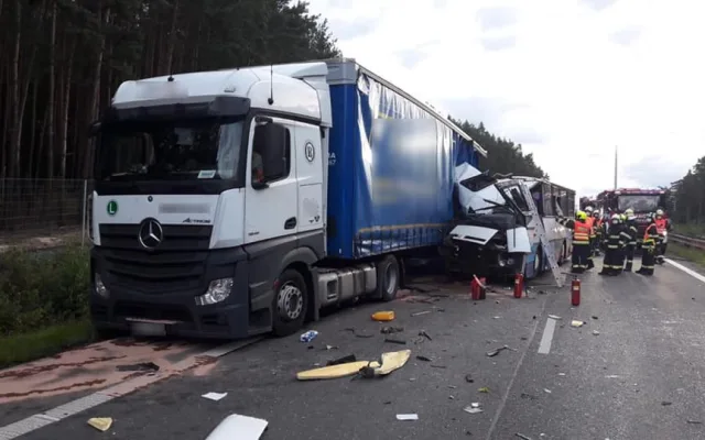 Autobus u Plzně narazil do odstaveného kamionu, jedna žena zahynula, další tři lidé jsou zranění