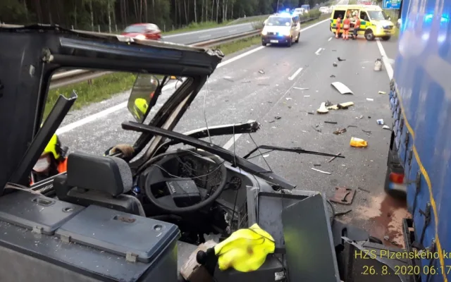 Autobus u Plzně narazil do odstaveného kamionu, jedna žena zahynula, další tři lidé jsou zranění