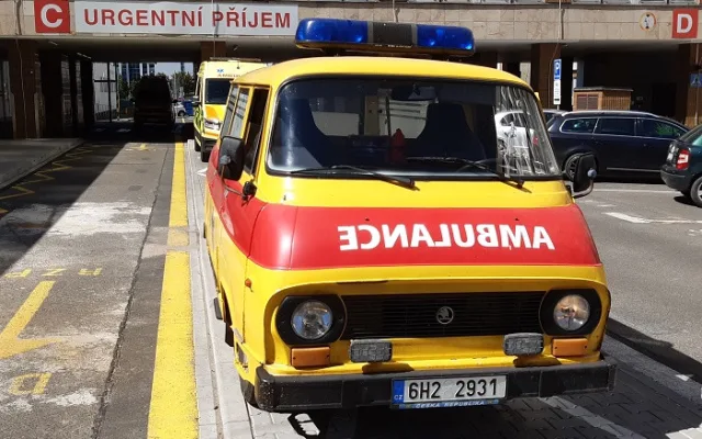 Nadšenec ze záchranky se prohání ulicemi Plzně v historické sanitce