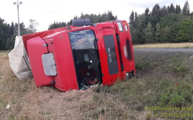 Kamion vjel na nezpevněnou krajnici, která se s ním utrhla, souprava skončila na boku