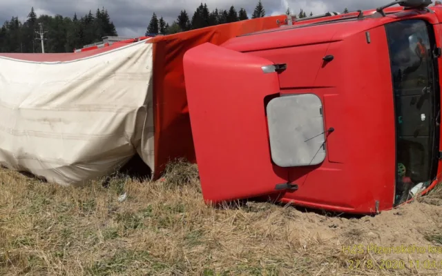 Kamion vjel na nezpevněnou krajnici, která se s ním utrhla, souprava skončila na boku