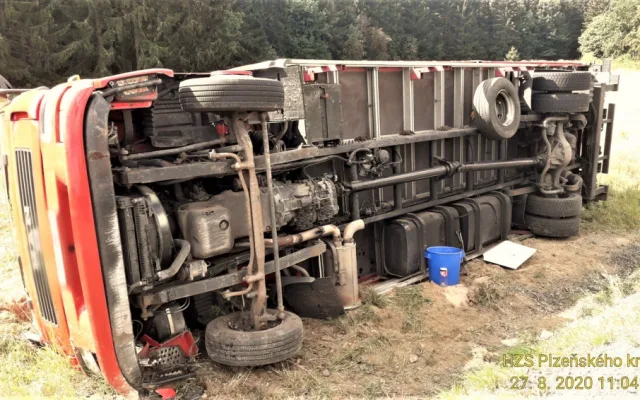 Kamion vjel na nezpevněnou krajnici, která se s ním utrhla, souprava skončila na boku