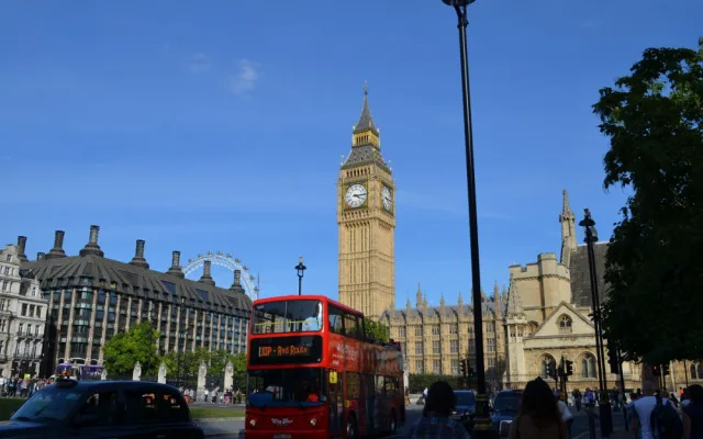 Češi cestující do Británie budou muset od sobotního rána nastoupit do dvoutýdenní karantény