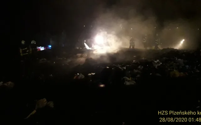Hasiči v noci bojovali s obřím požárem skládky odpadů, vyhlášen byl druhý stupeň požárního poplachu
