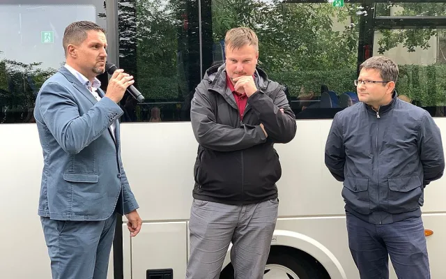 Slavnostní zahájení nové linky 39, zleva starosta obvodu David Procházka, náměstek primátora pro dopravu Michal Vozobule a místostarosta obvodu Stanislav Šec