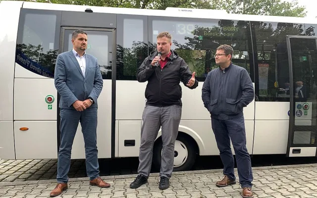 Slavnostní zahájení nové linky 39, zleva starosta obvodu David Procházka, náměstek primátora pro dopravu Michal Vozobule a místostarosta obvodu Stanislav Šec