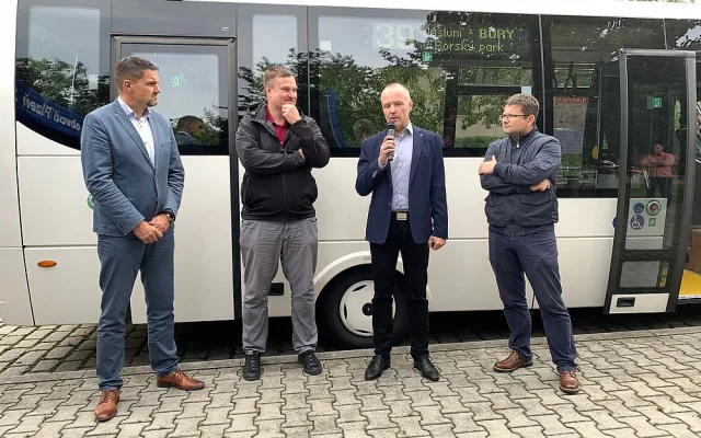 Slavnostní zahájení nové linky 39, zleva starosta obvodu David Procházka, náměstek primátora pro dopravu Michal Vozobule, ředitel PMDP Jiří Ptáček a místostarosta obvodu Stanislav Šec