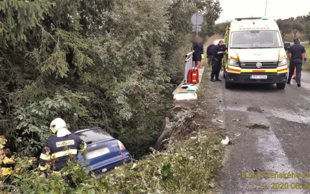 Auto prorazilo betonové hrazení mostu a zřítilo se do hlubiny pod ním