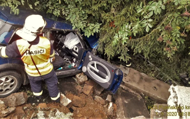 Auto prorazilo betonové hrazení mostu a zřítilo se do hlubiny pod ním