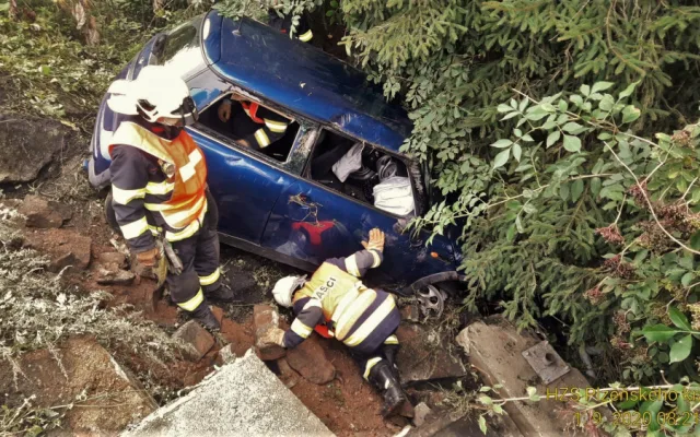 Auto prorazilo betonové hrazení mostu a zřítilo se do hlubiny pod ním